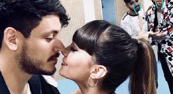 El beso de Aitana y Cepeda en concierto OT Sevilla